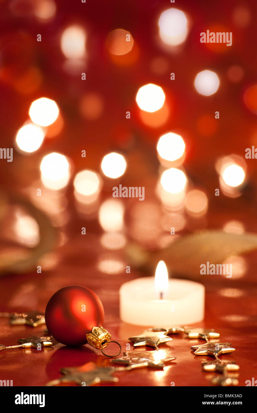Décoration de Noël avec hochet. Profondeur de champ, l'accent sur l'ARVB, babiole. Banque D'Images