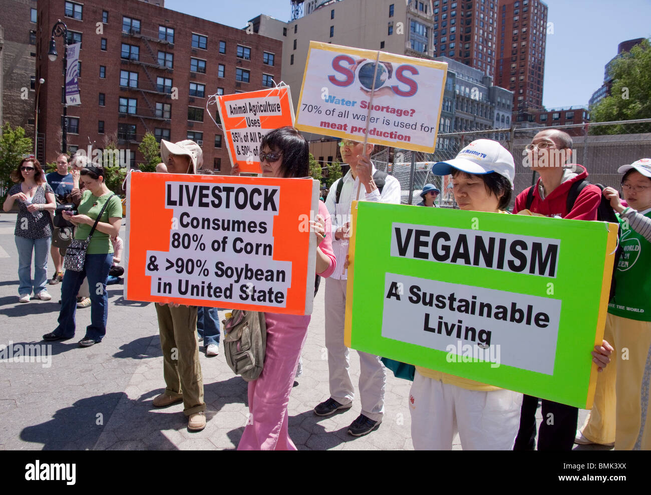 Vegetarian & vegan partisans de signes à la Veggie Pride Parade & Rassemblement à Union Square, New York City, New York. Banque D'Images