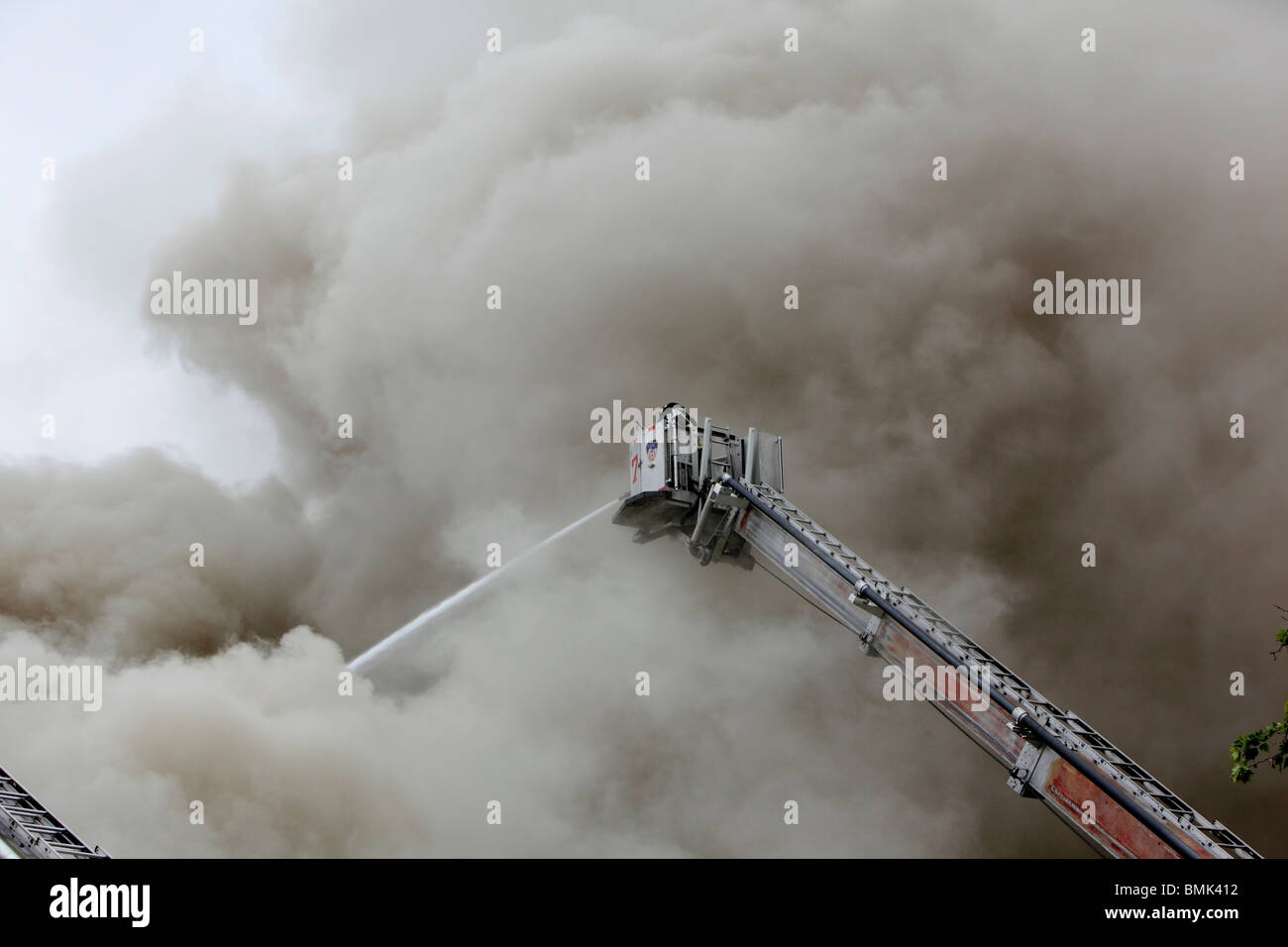 Pompier luttant contre un smoky blaze Banque D'Images