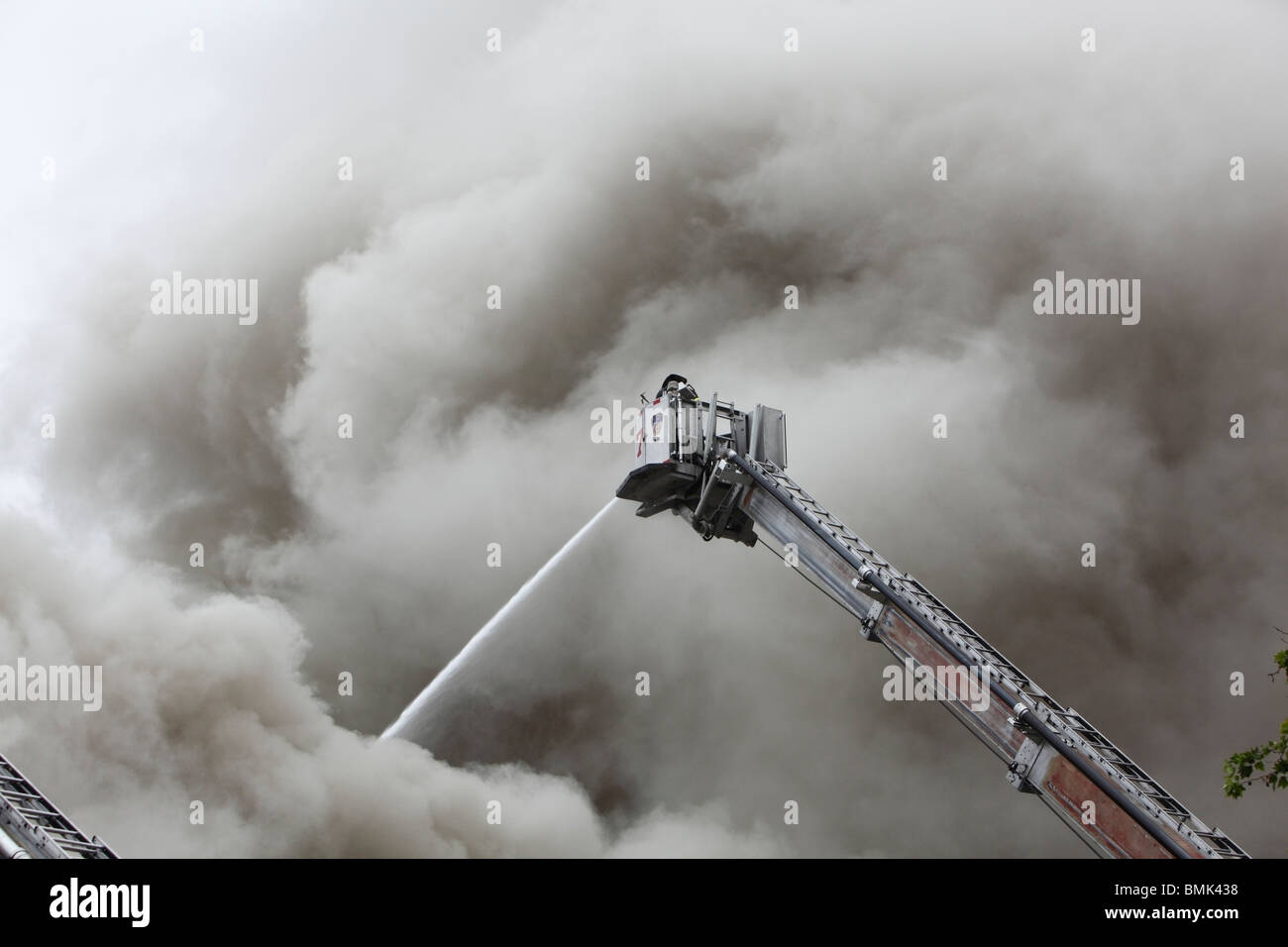 Pompier luttant contre un smoky blaze Banque D'Images