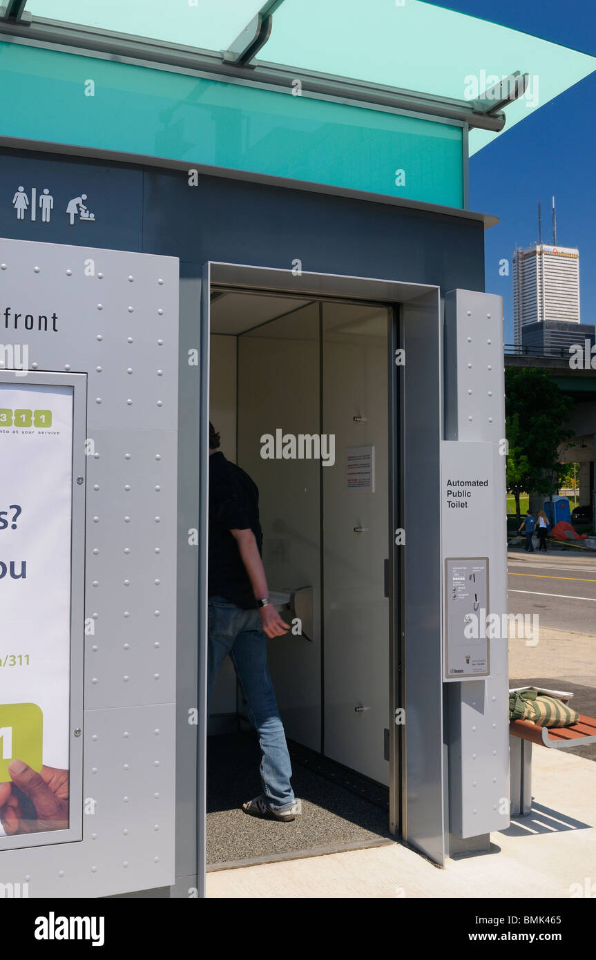 Premier homme entrant automatisé moderne nouvelles toilettes publics payants sur le secteur riverain de Toronto Banque D'Images