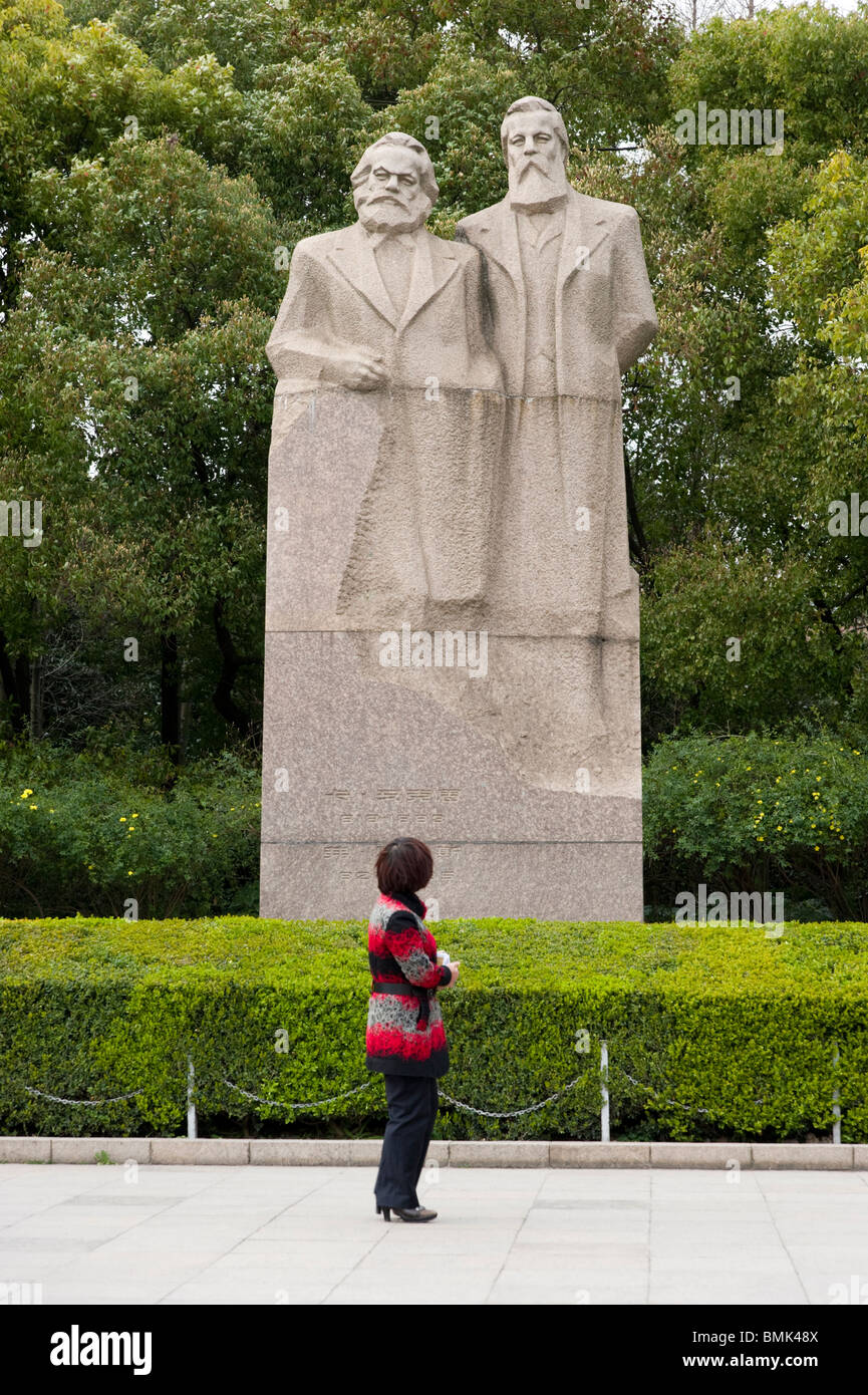 Statue de Karl Marx et Friedrich Engels dans Fuxing Park, Shanghai, Chine Banque D'Images