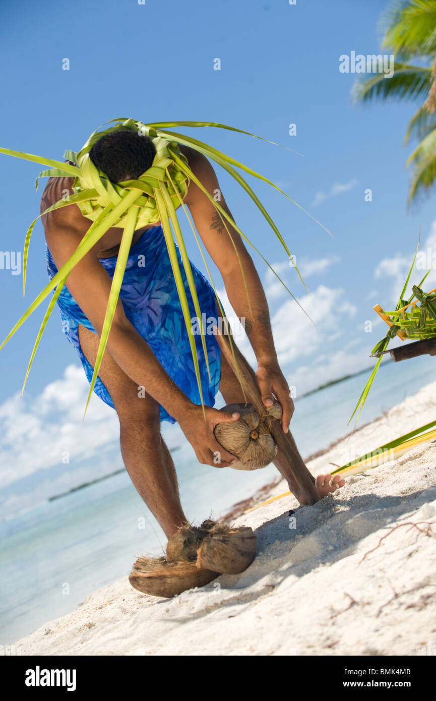 Une perle de guy est l'ouverture d'un cononut Banque D'Images