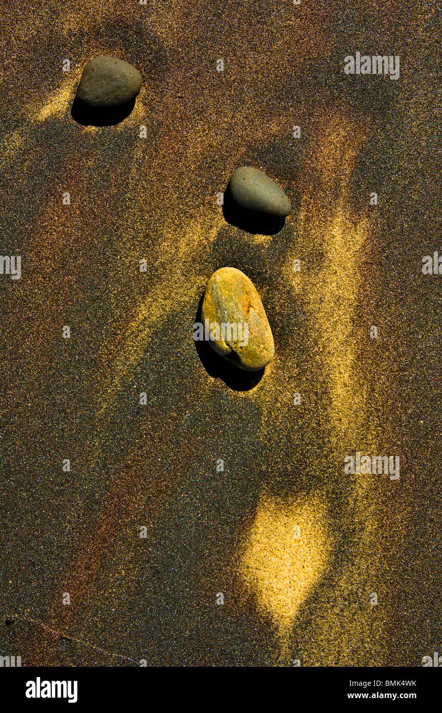 Les roches sur la plage de sable de couleur Plage, Lac Supérieur, Michigan Banque D'Images