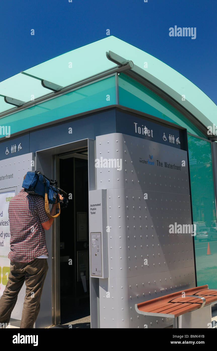 Vidéographe tournage le nouveau système automatisé d'abord les toilettes sur le secteur riverain de Toronto Banque D'Images