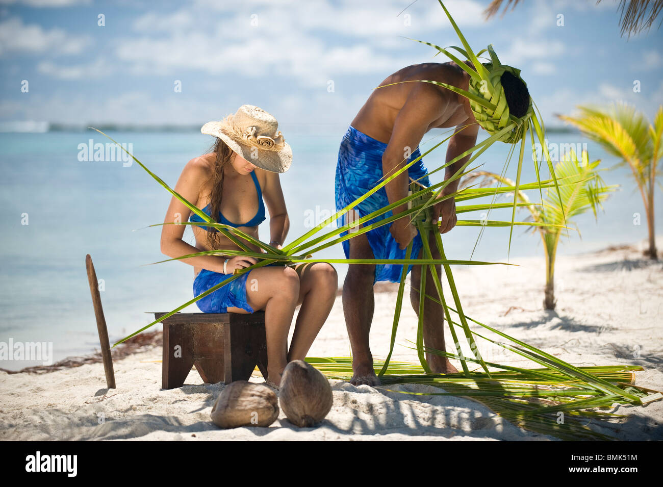 Le tressage traditionnel polynésien avec coconut palm tree. Banque D'Images