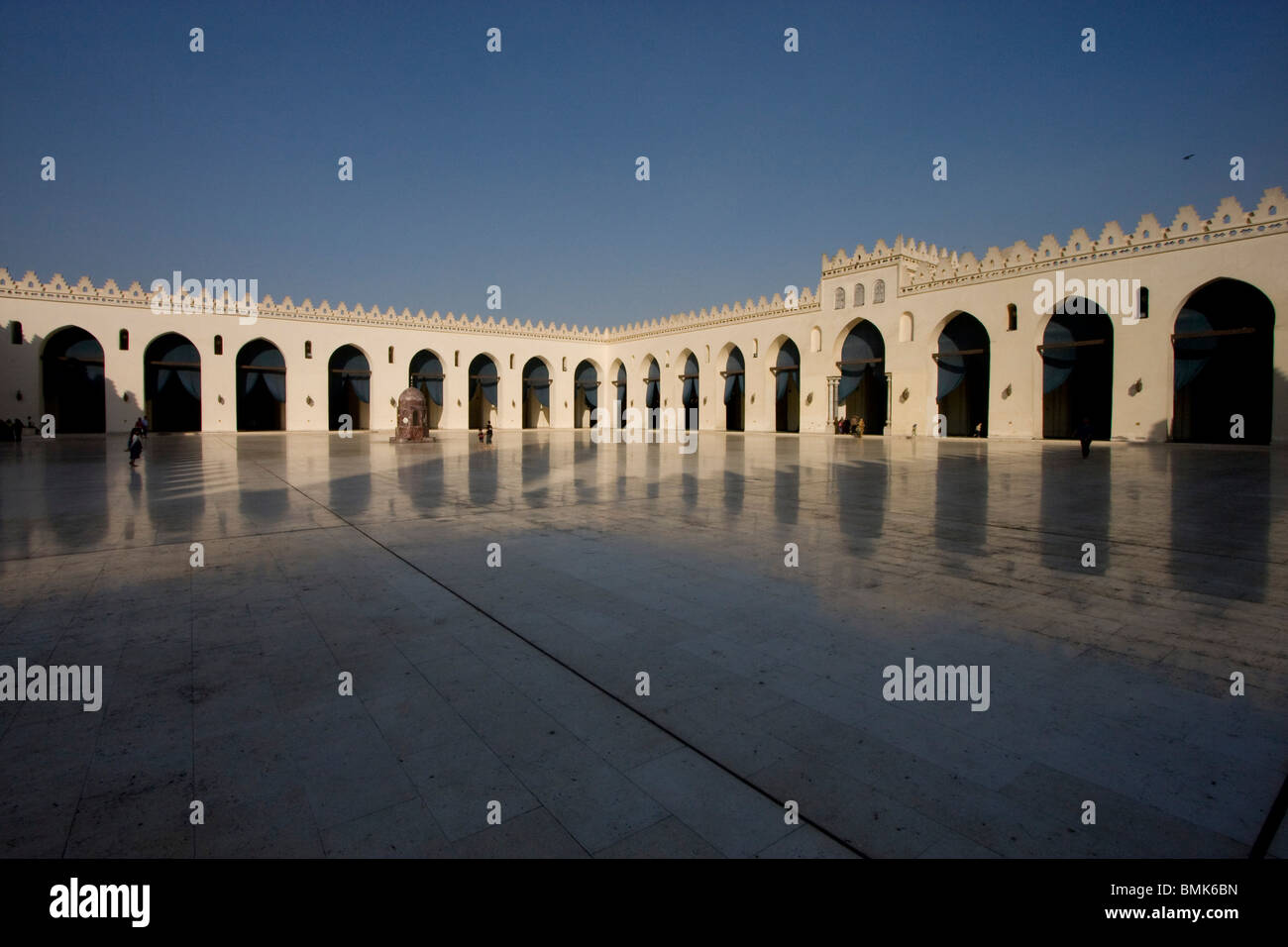 Le long de la cour d'arcade de la mosquée Al Hakim, Le Caire, Al Qahirah, Egypte Banque D'Images