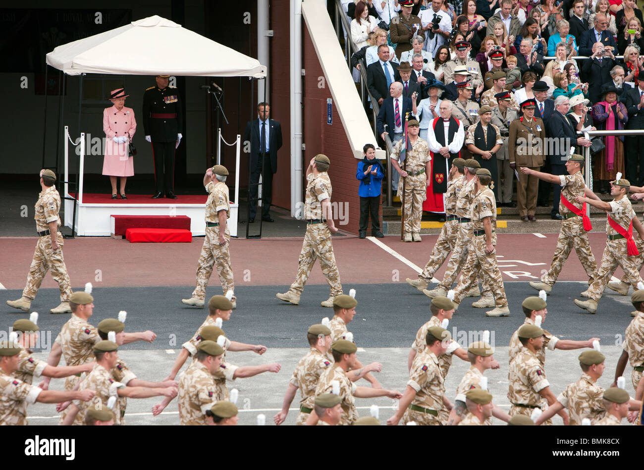 La Grande-Bretagne La reine Elizabeth II à la peau et de la médaille du service de l'Afghanistan au 1er Bataillon du Royal Welsh Banque D'Images