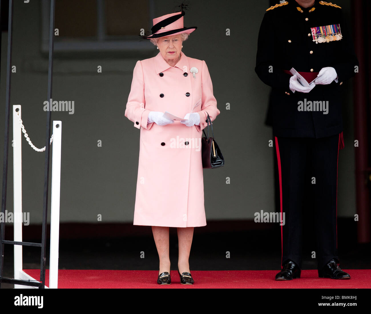La Grande-Bretagne La reine Elizabeth II à la peau et de la médaille du service de l'Afghanistan au 1er Bataillon du Royal Welsh Banque D'Images