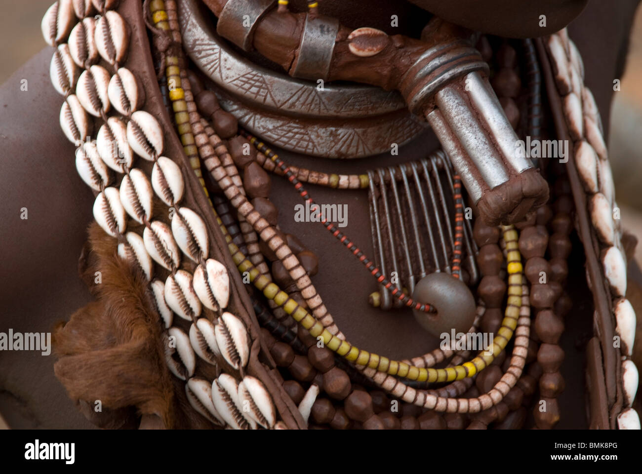 Ethiopie : Abaisser le bassin de la rivière Omo, Dilabino , Gado's colliers, y compris le métal et de boue l'un indiquant qu'elle est mariée Banque D'Images