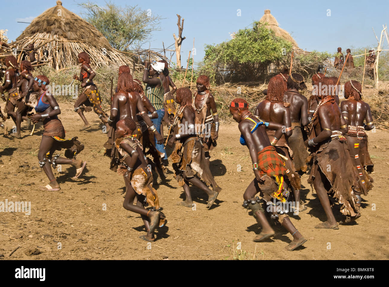 Ethiopie : bassin de la rivière Omo inférieur, près de Turmi et Dilabino-jumping bull Hamar, cérémonie, la danse des femmes Banque D'Images