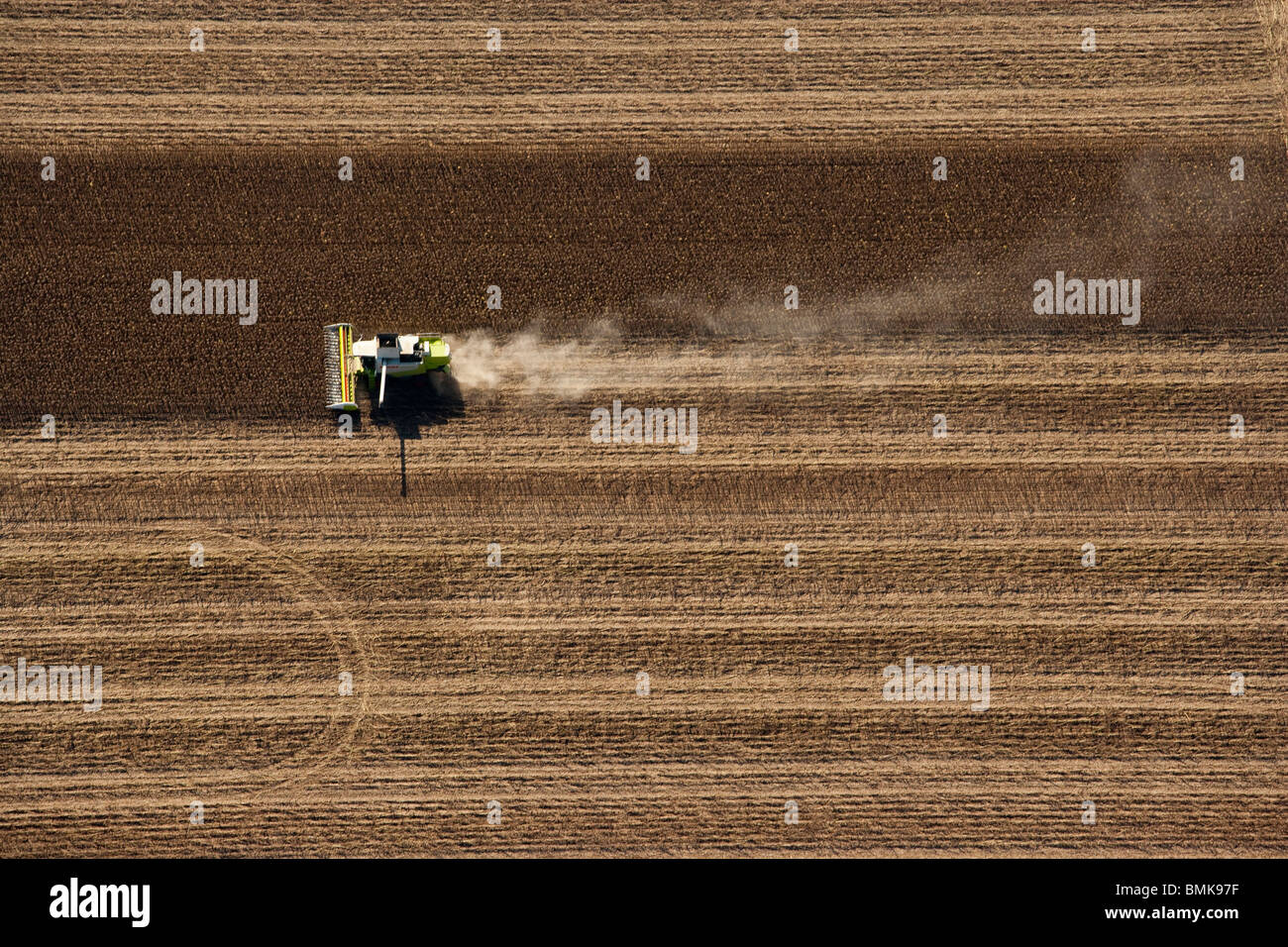 Les machines agricoles dans un champ dans le département Banque D'Images