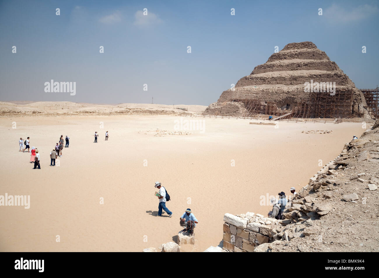Les touristes à la Pyramide de Djoser à saqqara, Egypte Banque D'Images