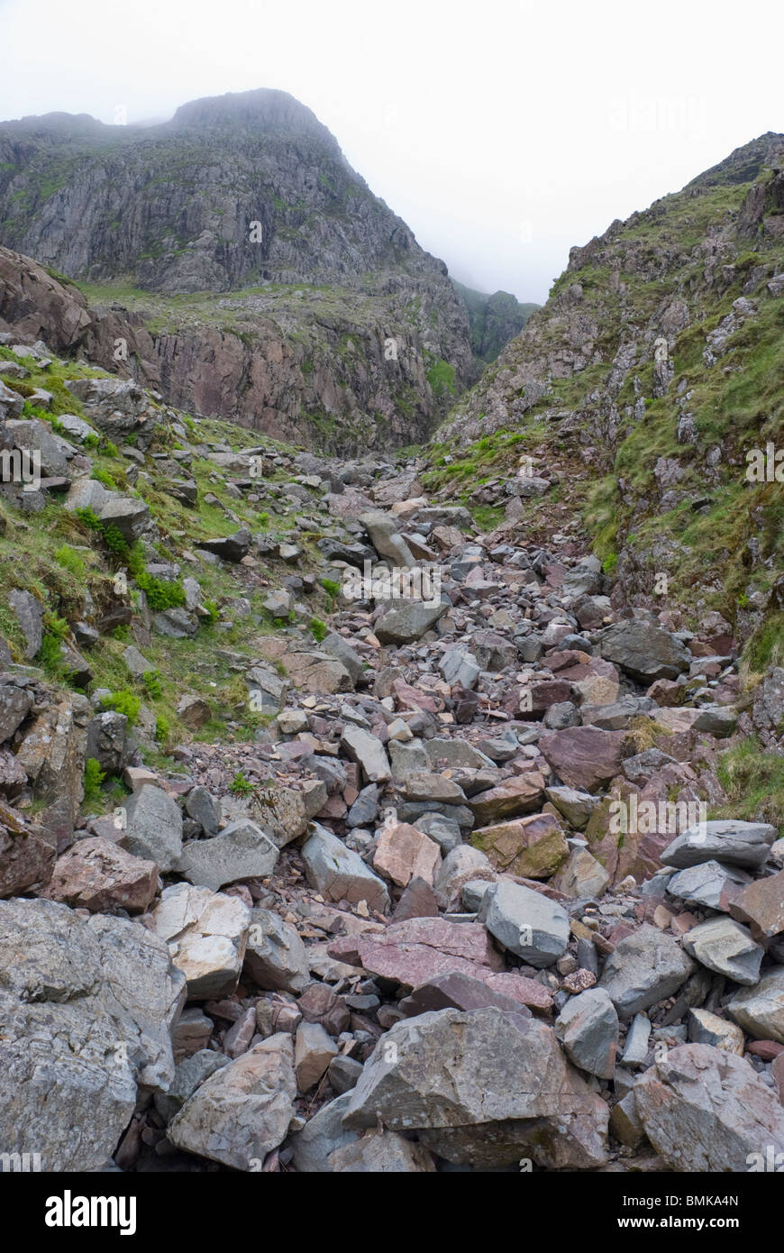 Jusqu'à la fin près de Great Gill en biais et Scafell Pike, Lake District, Cumbria Banque D'Images