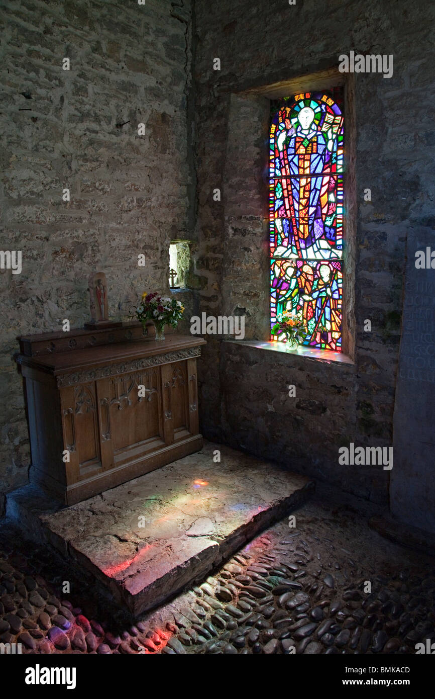 Fenêtre au plomb d'origine et sol pavé St Illtyd Église de l'île de Caldey Wales UK Banque D'Images