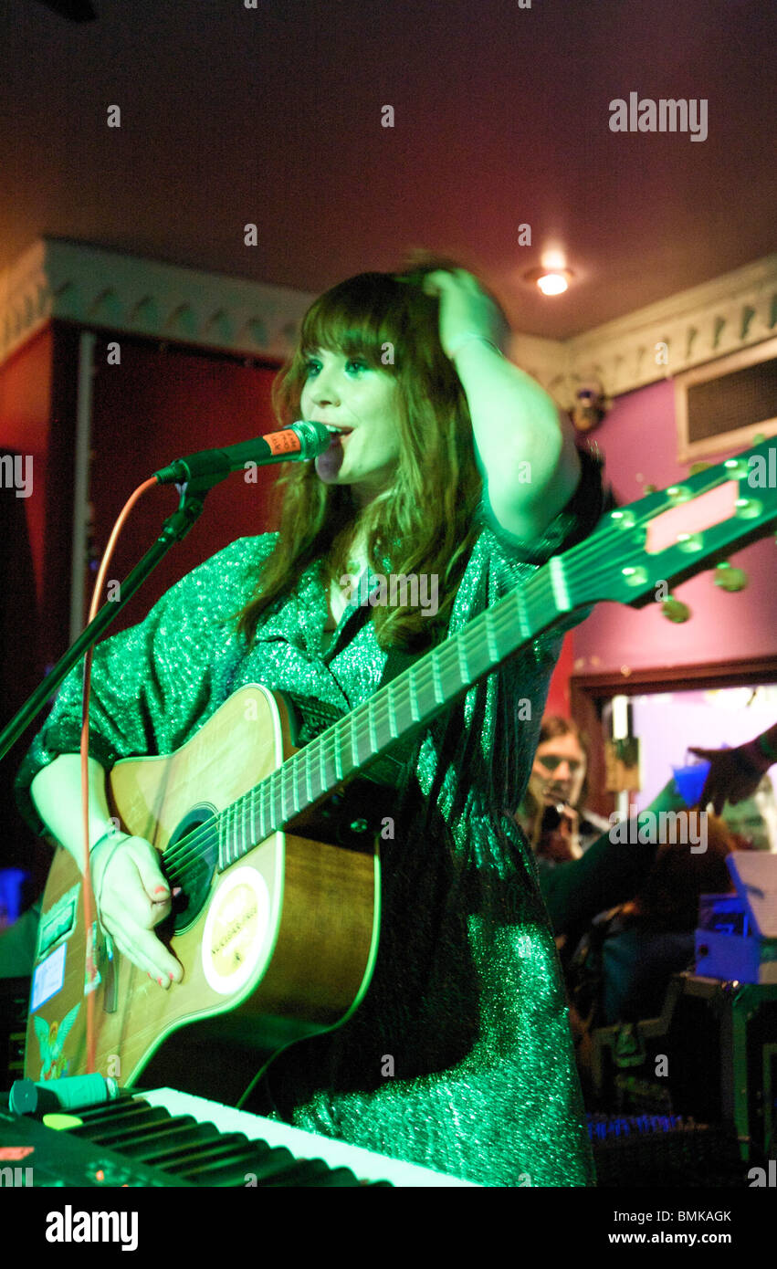 Kate Nash a effectué un concert secret au Trinity pub harrow Banque D'Images