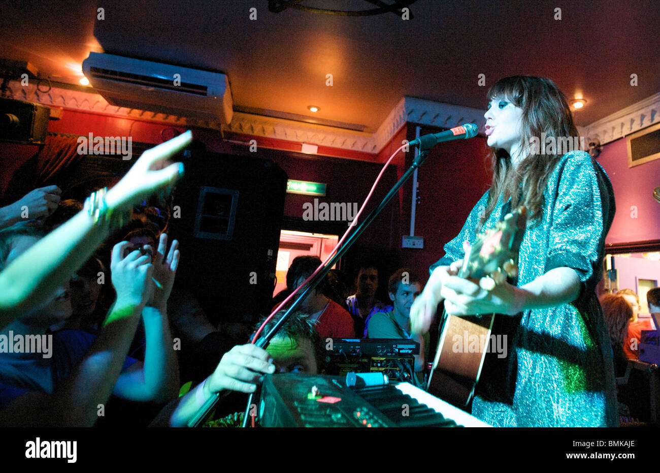 Kate Nash a effectué un concert secret au Trinity pub harrow Banque D'Images