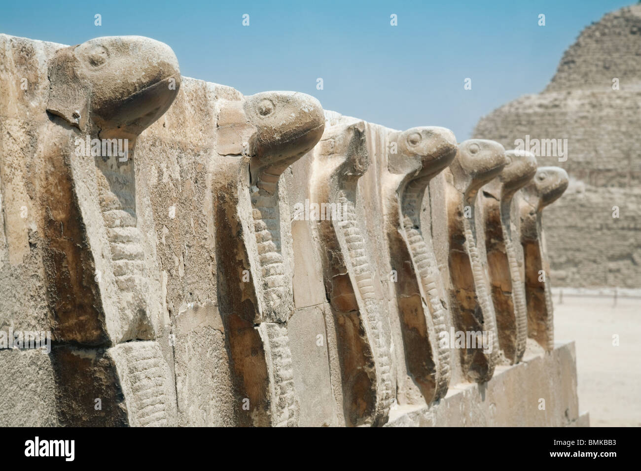 La ligne de statues cobra à la pyramide à degrés de Djoser, Saqqara, Egypte Banque D'Images