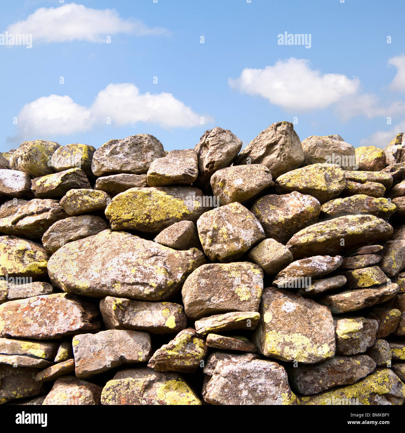 Détail du mur de pierres sèches avec ciel bleu England UK Banque D'Images