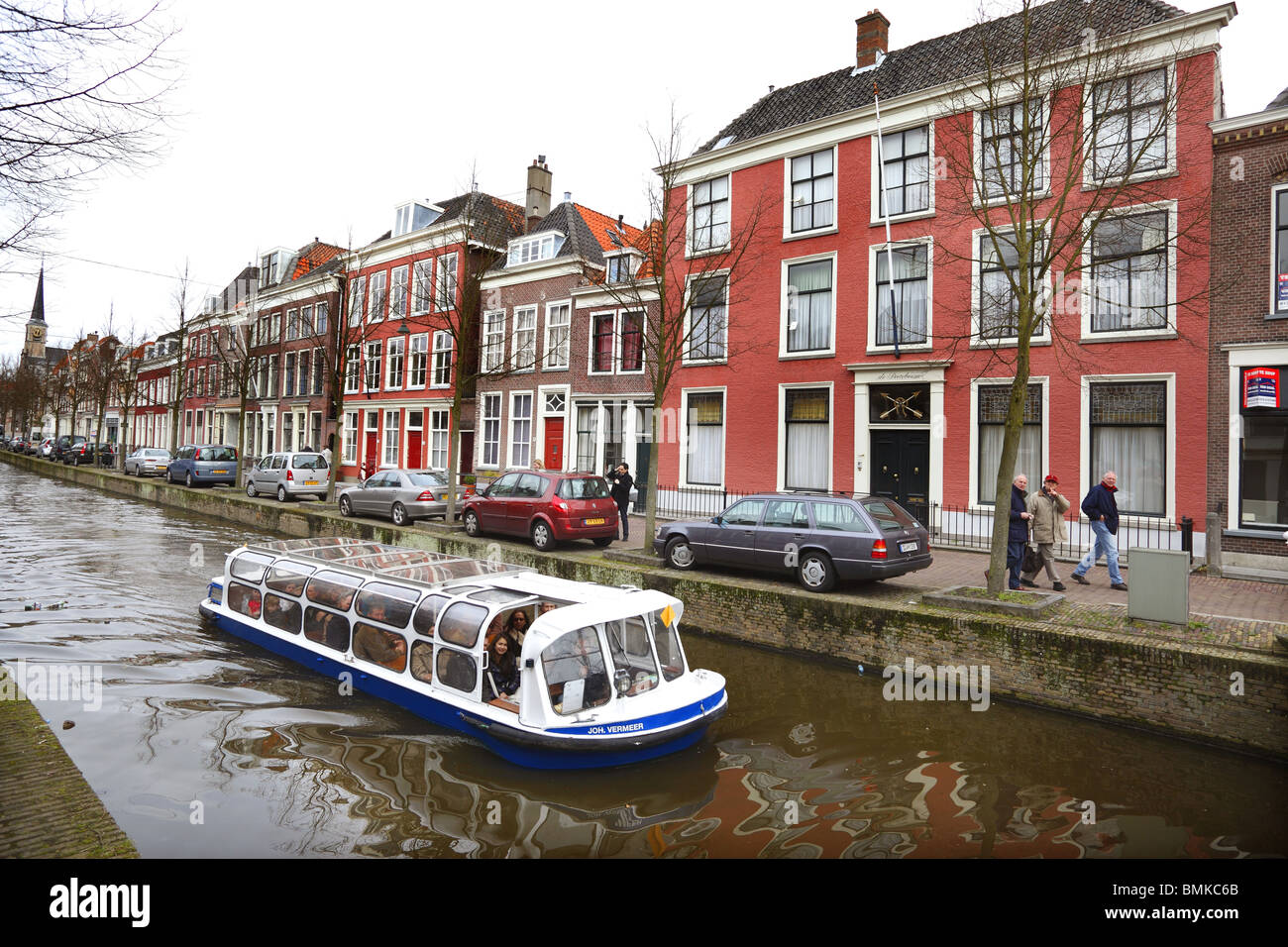 Aux côtés de propriétés du canal à Oude Delft à Delft, en Hollande. Banque D'Images