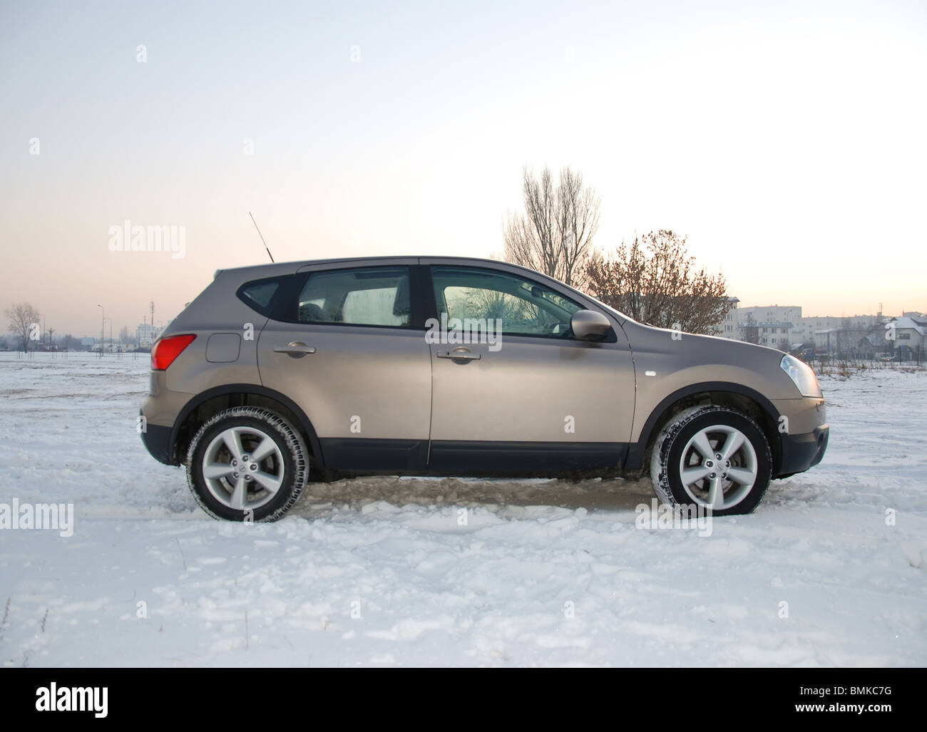 Nissan Qashqai 2.0 dCi 4x4 - 2007 - beige metallic - cinq portes (5D) - Japon populaires VUS compact - neige, hiver Banque D'Images