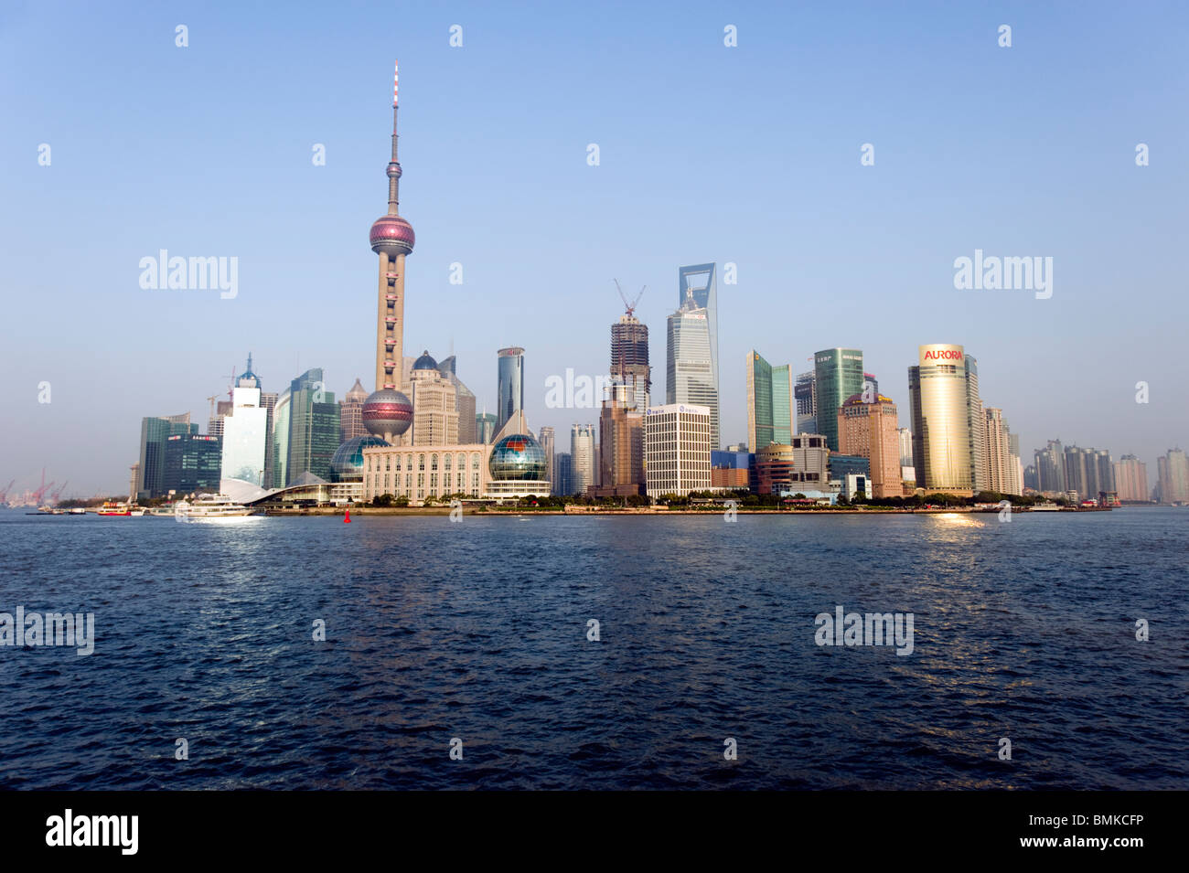 Vue sur le bord de la rivière Huangpu et sur les toits de la ville, Shanghai, Chine Banque D'Images