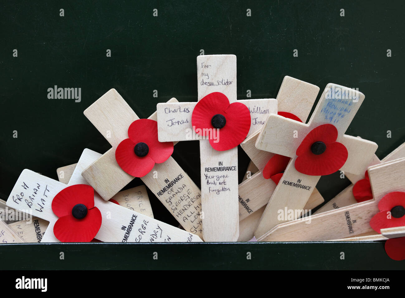 Des croisements et des coquelicots dans la mémoire de ceux qui sont tombés au cours de la première guerre mondiale à la Porte de Menin, Ypres, Belgique memorial. Banque D'Images