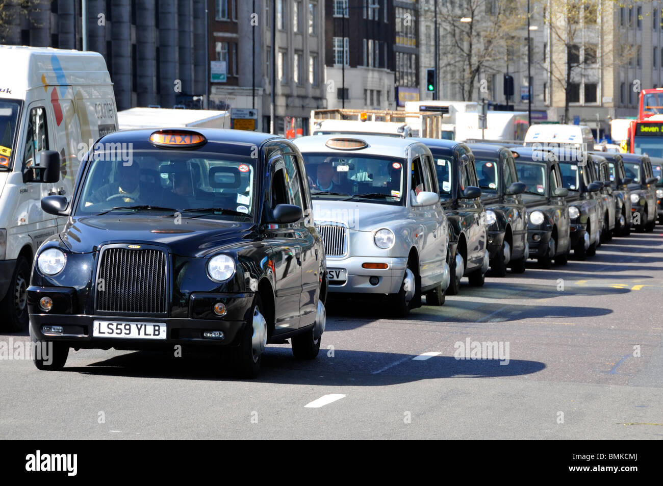 Les taxis de Londres en attente de trafic Banque D'Images