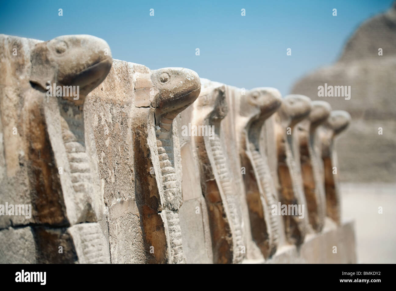 La ligne de statues cobra à la pyramide à degrés de Djoser, Saqqara, Egypte Banque D'Images