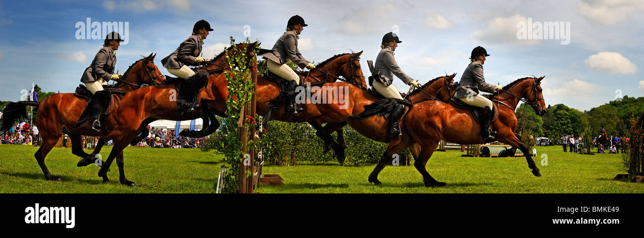 Une exposition multiple d'un saut à cheval. Banque D'Images