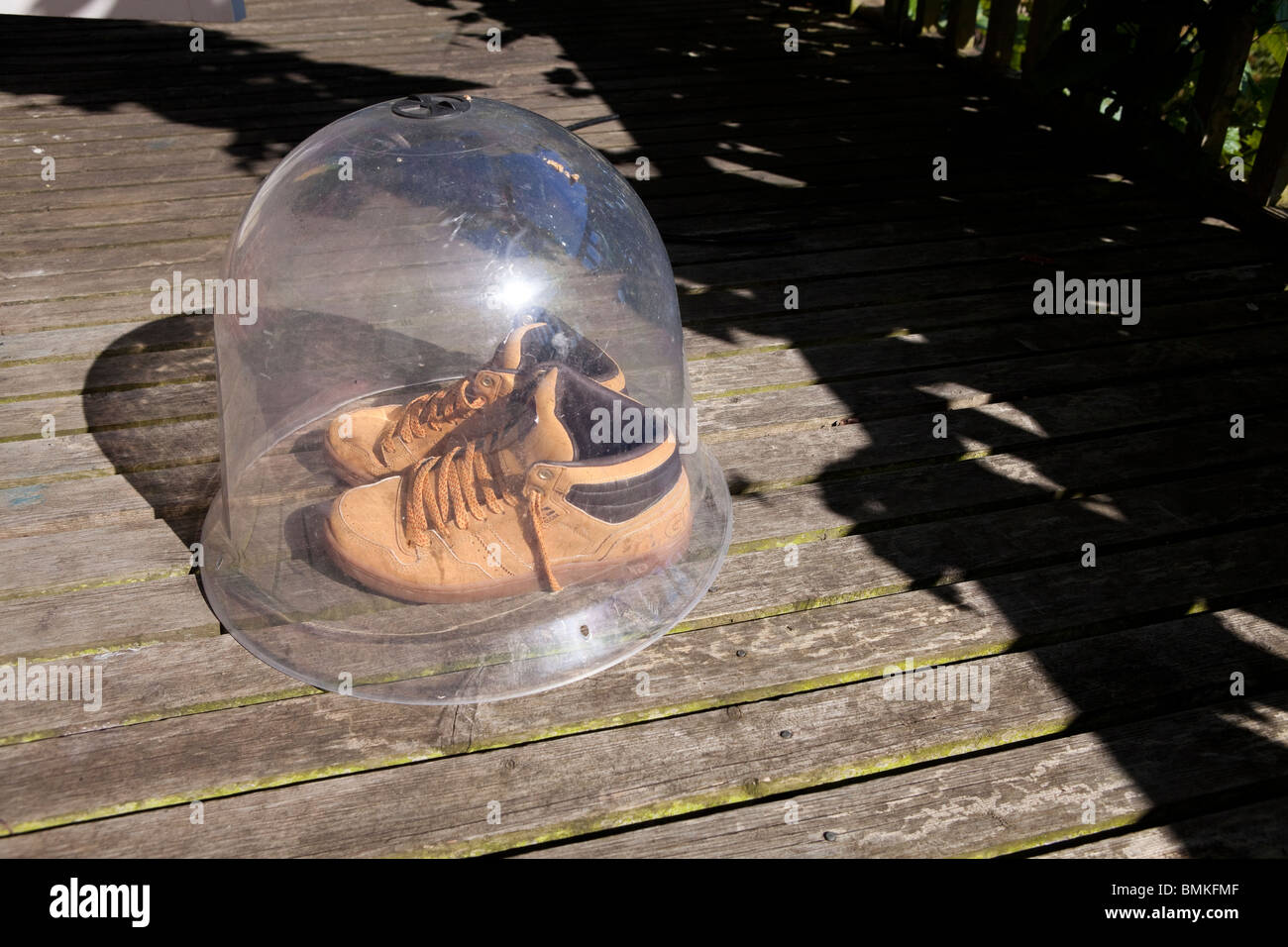 Chaussures sous un pot de Bell Banque D'Images