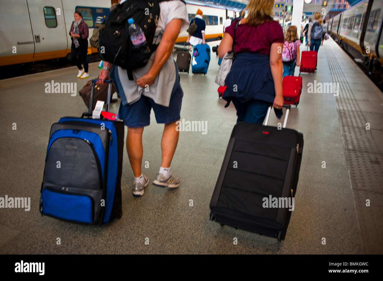 Londres, Angleterre, Royaume-Uni, Grande Bretagne, Détail, Tourist Couple  marche loin, avec les bagages de la gare à grande vitesse, St Pancras,  Eurostar Photo Stock - Alamy