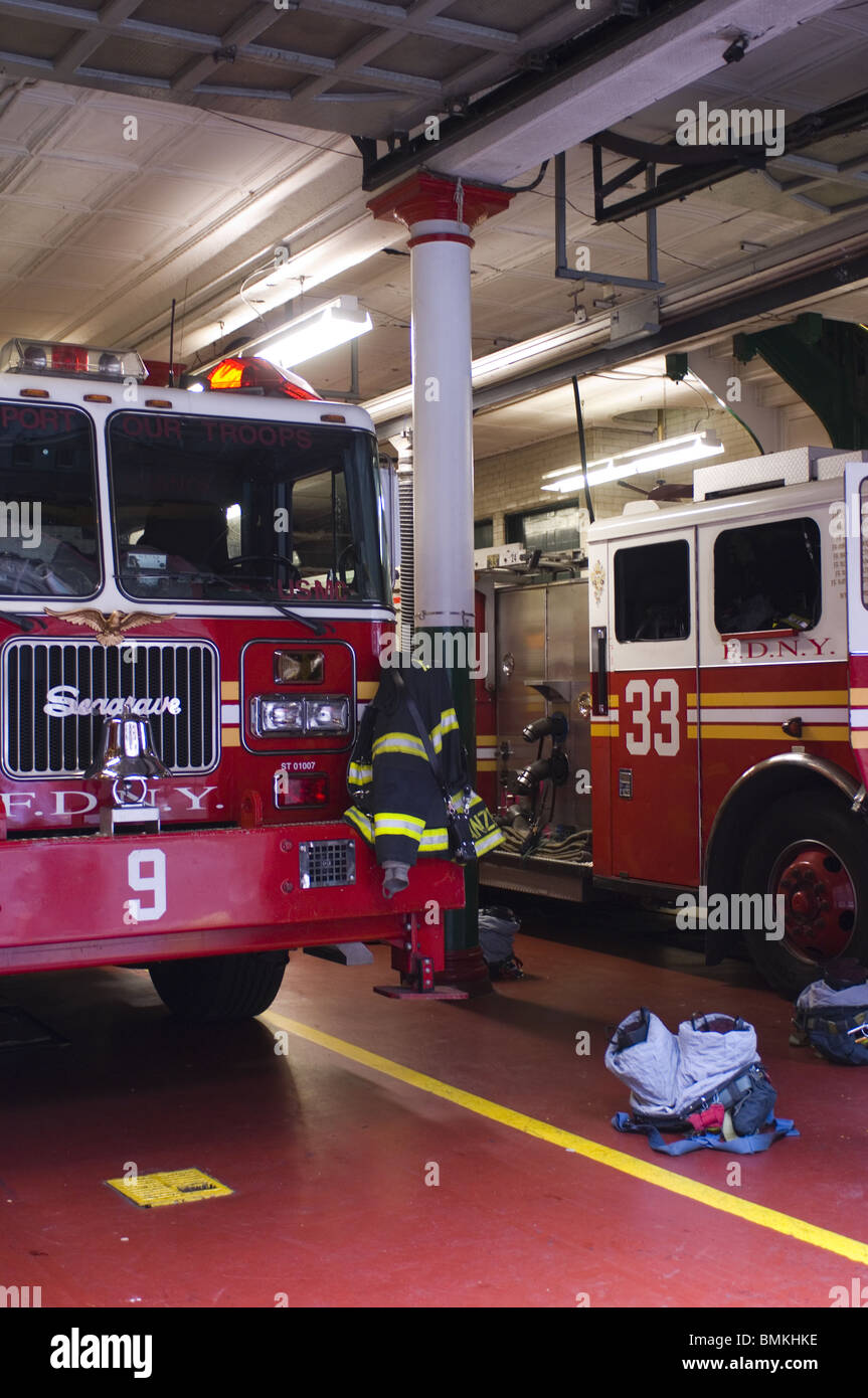 Close-up de camions d'incendie et de l'engrenage du pompier dans une caserne de New York Banque D'Images