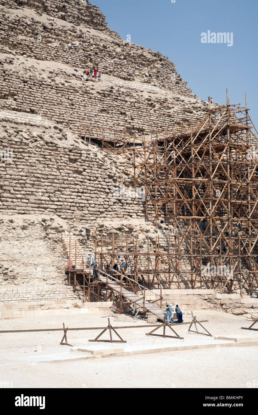 Les travaux de restauration de la pyramide à degrés de Djoser, Saqqara, Egypte Banque D'Images