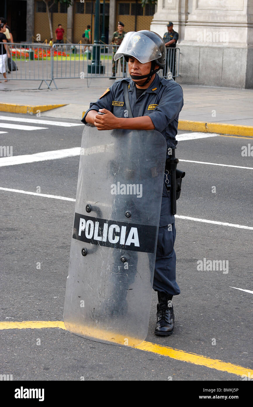 Policier anti-émeute mexicain à Lima . Banque D'Images