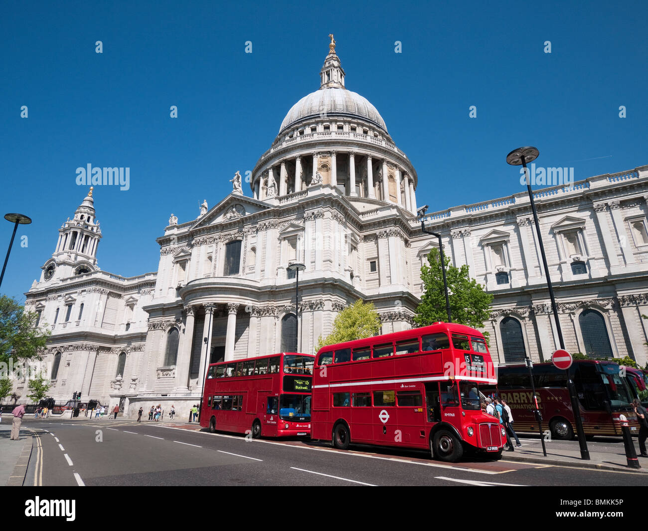 La Cathédrale St Paul et les bus de Londres, Londres, Angleterre Banque D'Images