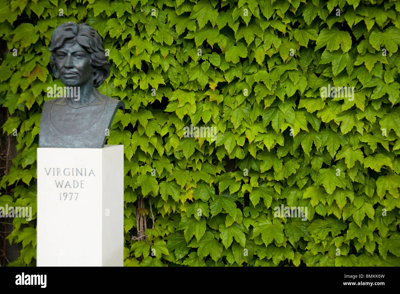 Statue de l'ancien British womens ladies'' / Virginia Wade, champion et réducteur. Terrain de championnat de tennis de Wimbledon. Londres. UK Banque D'Images