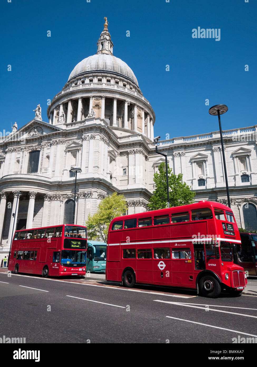 La Cathédrale St Paul et les bus de Londres, Londres, Angleterre Banque D'Images