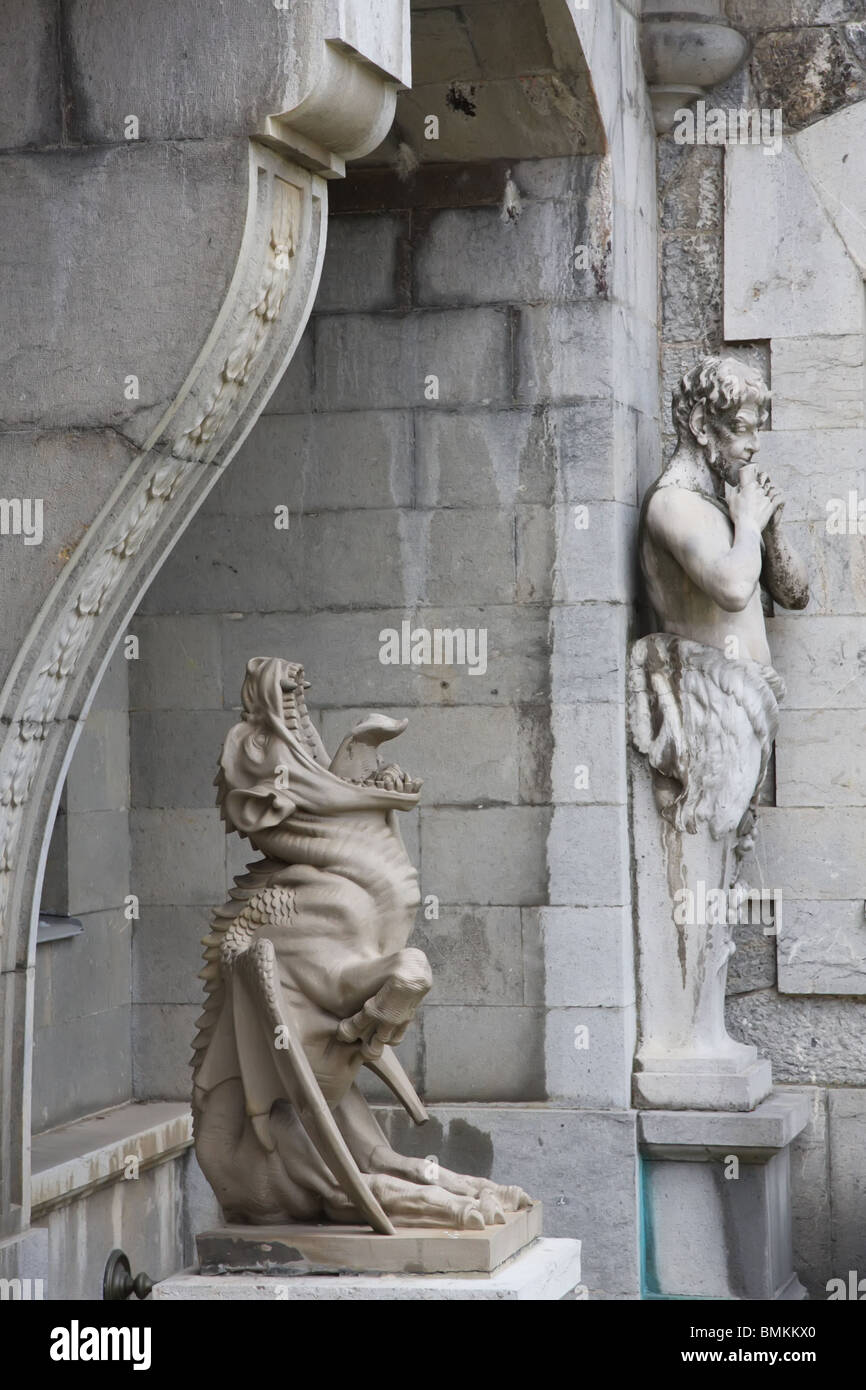 Des statues de Chimaera et Satyr sur la façade de palais Massandra. La Crimée, Ukraine. Banque D'Images