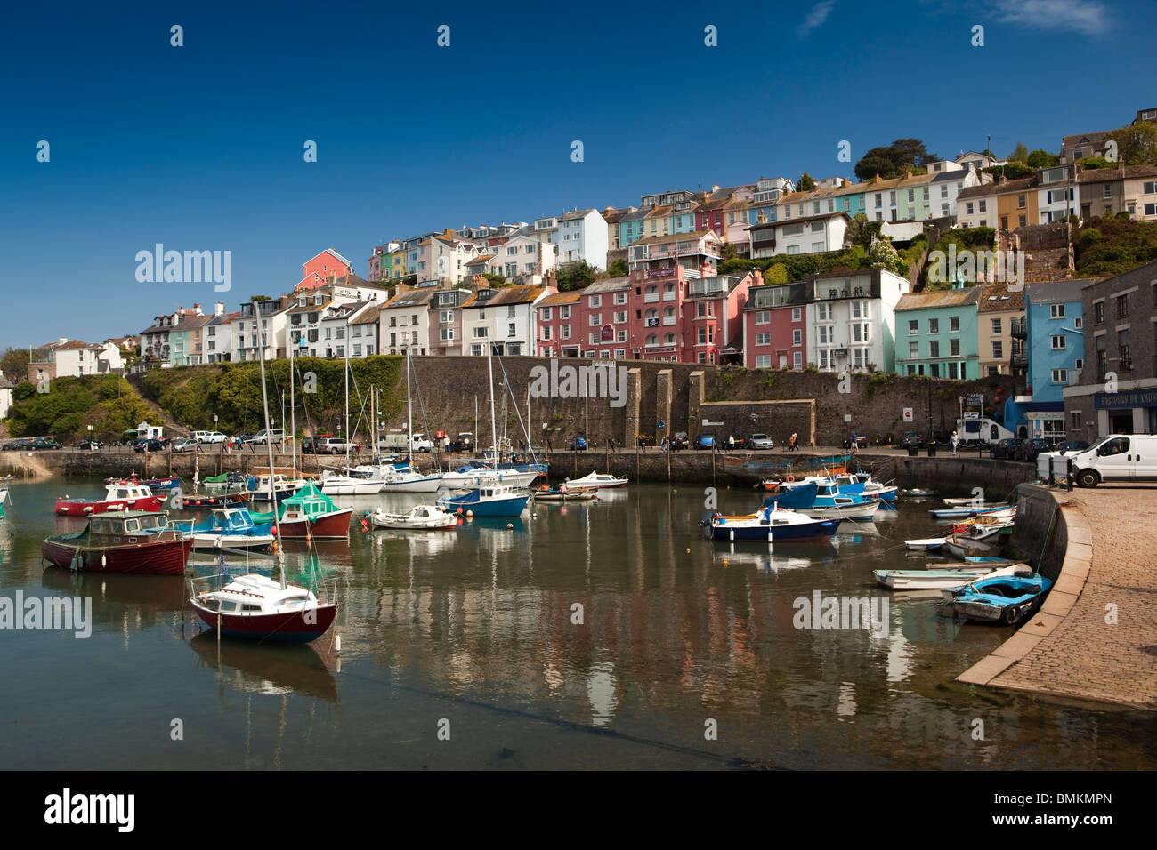 Royaume-uni, Angleterre, Devon, Brixham les bateaux ancrés dans le port ci-dessous Quayside Hotel Banque D'Images