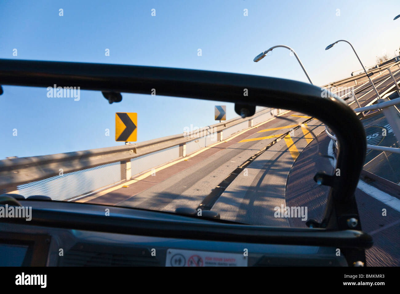 Vue depuis le siège passager tout en équitation Test Track attraction de Walt Disney's Epcot Center à Orlando Kissimmee Florida Banque D'Images