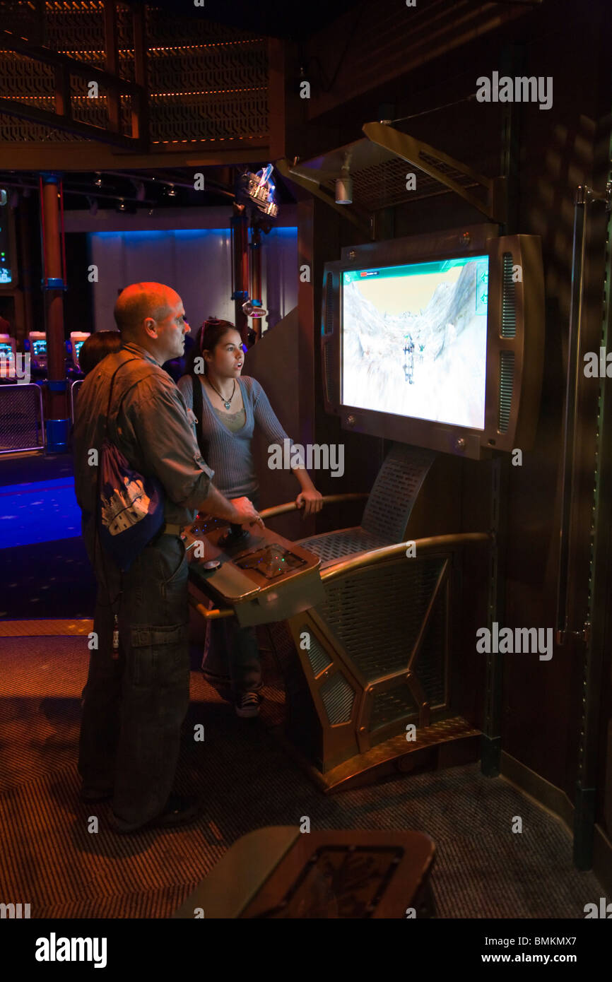 Kissimmee, FL - Jan 2009 - père et fille jouer au jeu Walt Disney's Epcot Center à Orlando Kissimmee Florida Banque D'Images