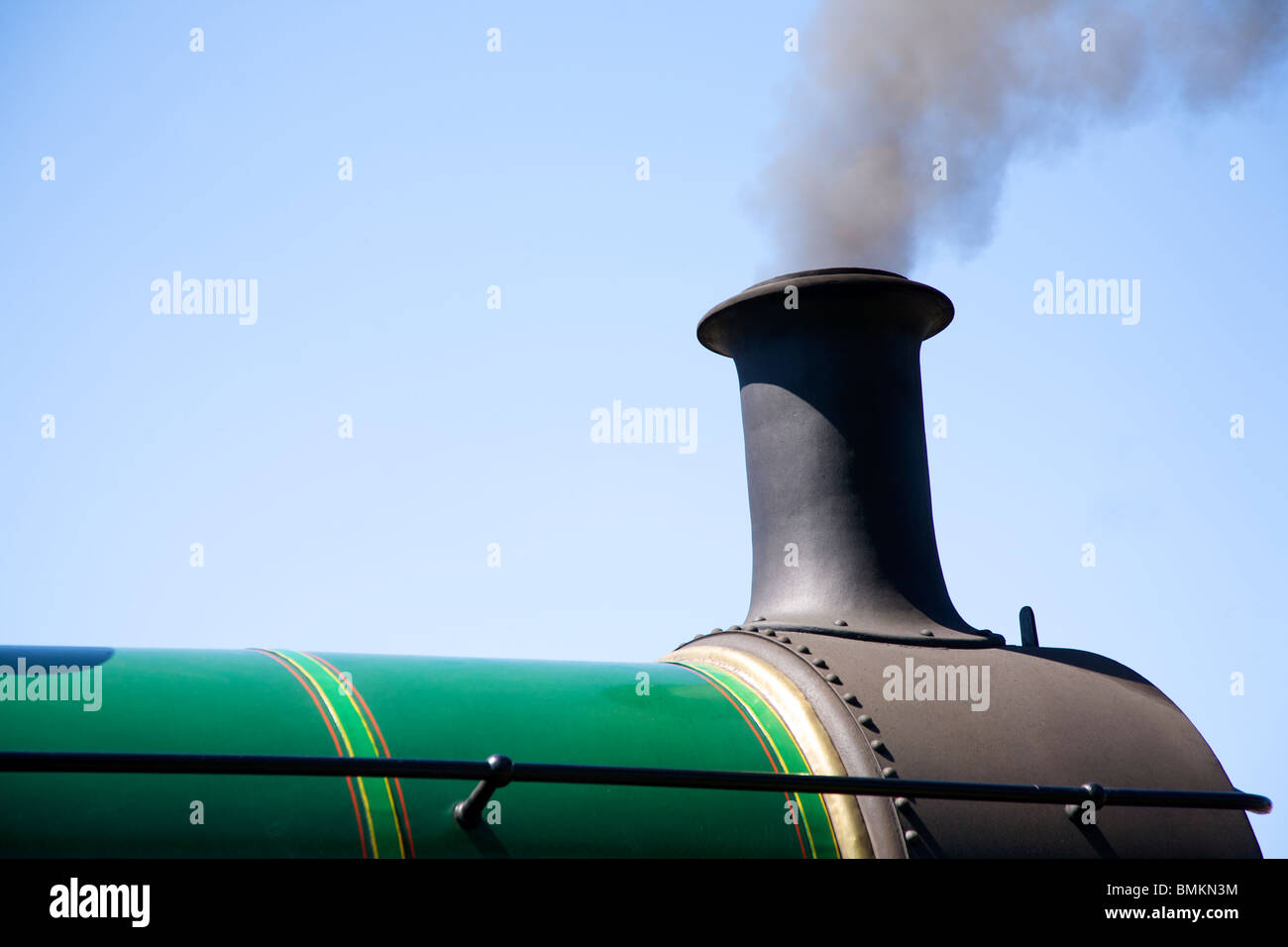 Pot de cheminée d'un chemin de fer à vapeur moteur émettant de la fumée et de la pollution dans un ciel bleu Banque D'Images