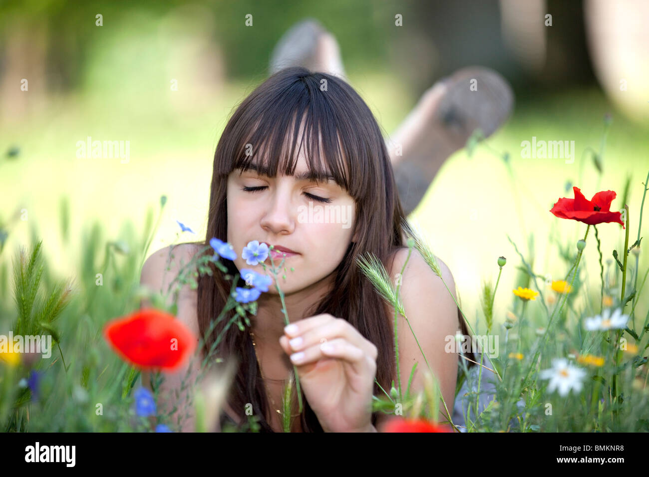 Teen couchée dans Prairie et fleurs odorantes au printemps Banque D'Images