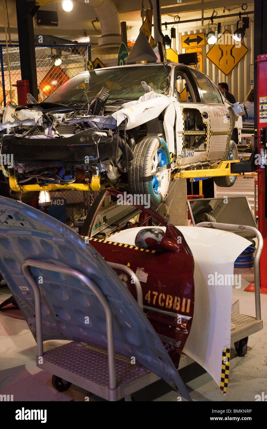 Voiture accidentée, pièces, signes, et d'autres éléments liés à l'essai de voiture en vue dans l'attente de la piste d'essai à l'attraction d'Epcot Center Banque D'Images