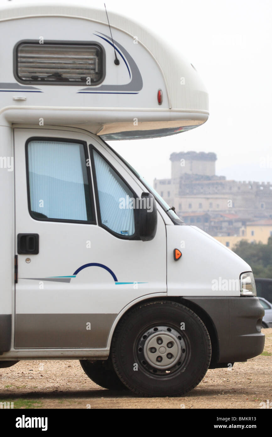 Un camping-car à Sermoneta ancien village (sur l'arrière-plan, Château Caetani) Banque D'Images