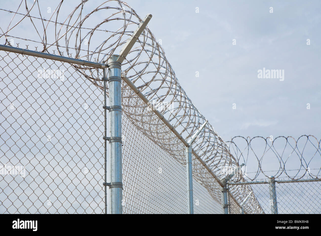 Floride - Février 2009 - acier inoxydable barbelés spirale autour de grillage à l'établissement correctionnel à Central Florida Banque D'Images
