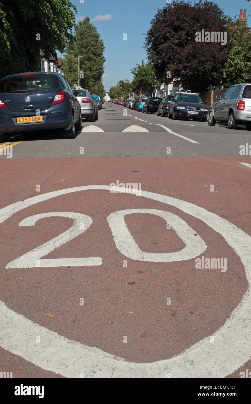 Un réseau express régional Road à Londres marqué d'une limite de vitesse de 20 mi/h, au Royaume-Uni. Banque D'Images