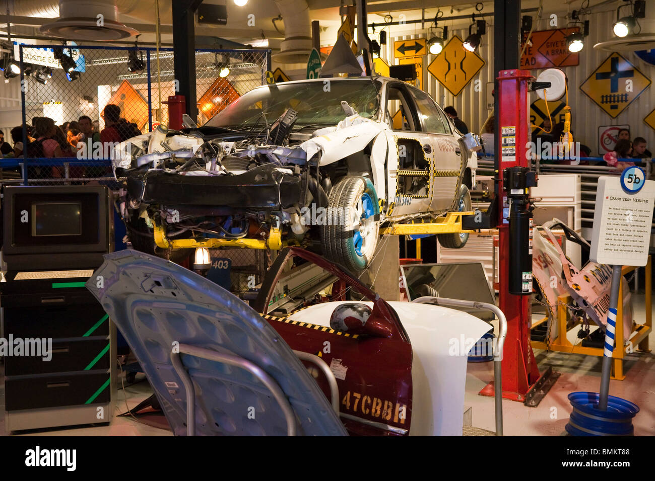 Voiture accidentée, pièces, signes, et d'autres éléments liés à l'essai de voiture en vue dans l'attente de la piste d'essai à l'attraction d'Epcot Center Banque D'Images