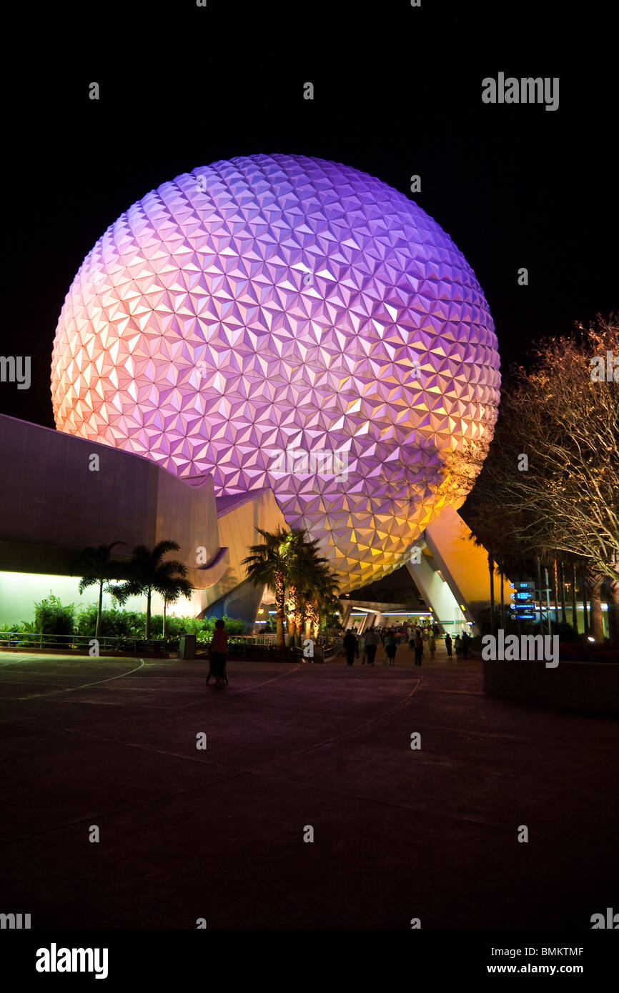 Dôme géodésique de Spaceship Earth attraction éclairé avec des lumières dans la nuit mauve dans Walt Disney's Epcot Center Banque D'Images